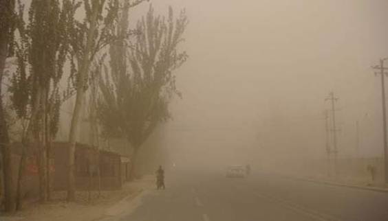 南疆地区遭遇2013年首场强沙尘暴天气