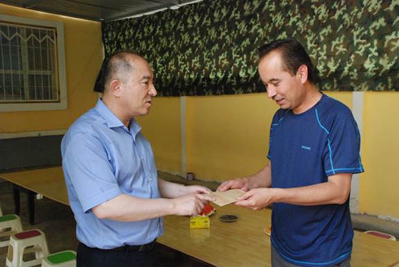 水利厅党组书记伊力汗·奥斯曼赴策勒县,莎车县看望慰问"访惠聚"各住